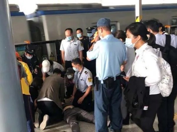 男子北京地铁突然晕倒,抢救无效死亡,成年人的压力究竟有多大?