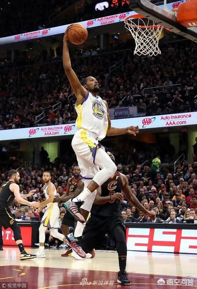 NBA总决赛G4,第四节全队都给库里喂球,是不是想帮他拿FMVP?