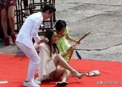 有哪些明星在走红毯时的尴尬事令你捧腹大笑?