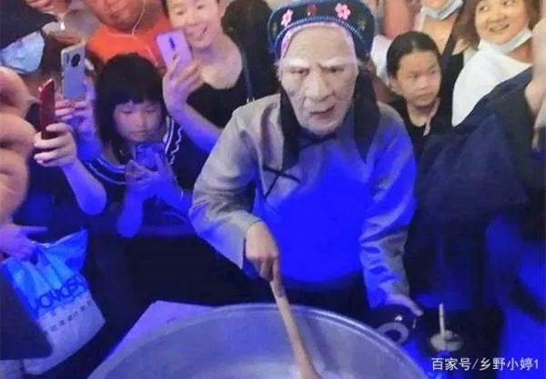 万人排队喝孟婆汤,地摊摆出新高度,这到底是怎么回事呢?