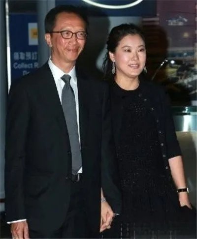梁锦松伏明霞离婚了吗 两个人的年龄差距有26岁