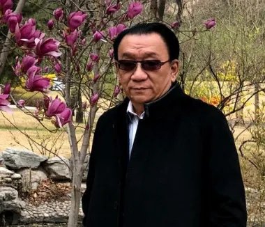 侯耀华霸占弟弟遗产,收2位身材火辣的女徒弟,被指晚节不保,怎么回事?