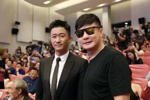 吴京参加活动被冻到原地转圈圈,艺人的工作有多辛苦?