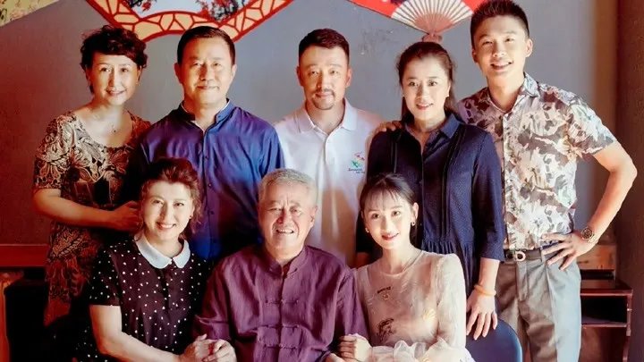 《刘老根4》预告片中疑似出现郑爽的镜头,身材高挑纤瘦,是没删干净吗?