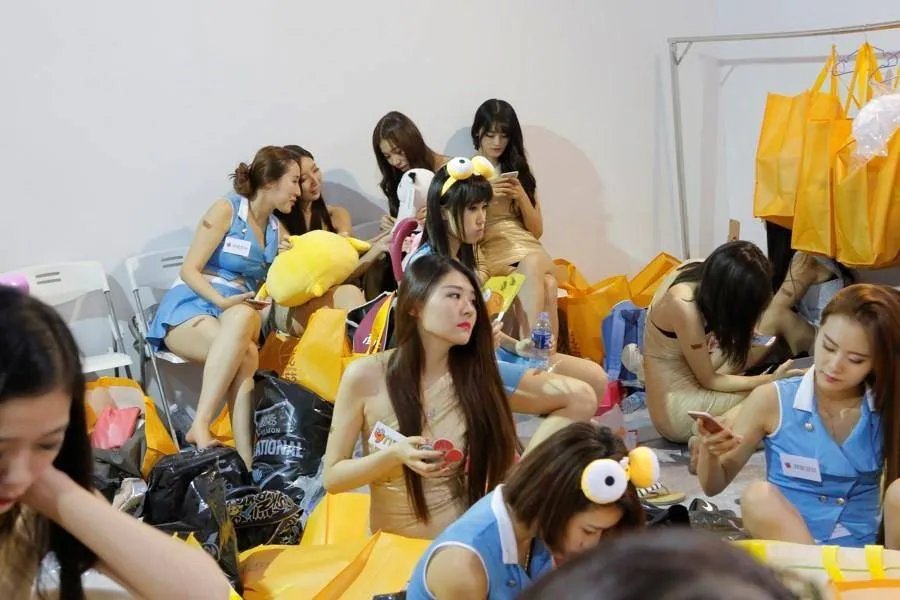ChinaJoy宅男福利!ShowGirl更衣室背后的秘密