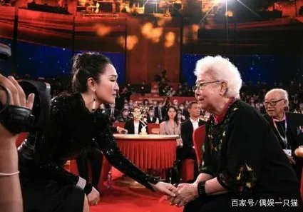 93岁田华北影节悼念去世演员,巩俐感动落泪,现场其他演员的情绪如何?