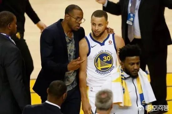 NBA总决赛G4,第四节全队都给库里喂球,是不是想帮他拿FMVP?