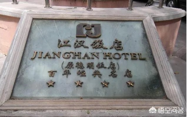 武汉百年饭店发生火灾:屋顶烧穿浓烟滚滚,暂无人员伤亡, 你怎么看?