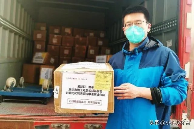 易建联向武汉多家医院共计捐赠11250套防护服，你怎么评价这位中国男篮领袖的行为？
