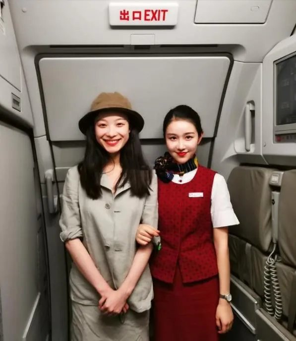 倪妮偶遇同名空姐:网友感叹叫倪妮的都这么美