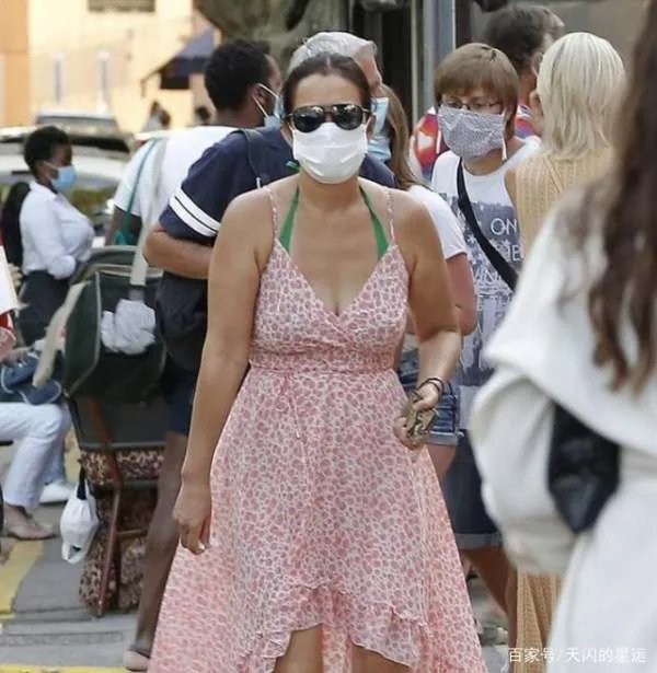 55岁巩俐和老公现身街头,身材发福,背部赘肉明显,巩皇也老了吗?