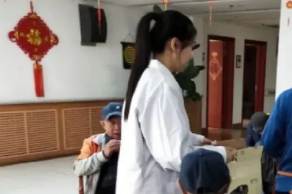 沧州北中医学生操场摆桌交流把脉,怎样看待这样的学习氛围?