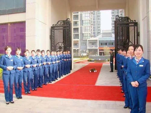 一物业擅自将10年闲置房借他人住，物业是否该赔偿业主？