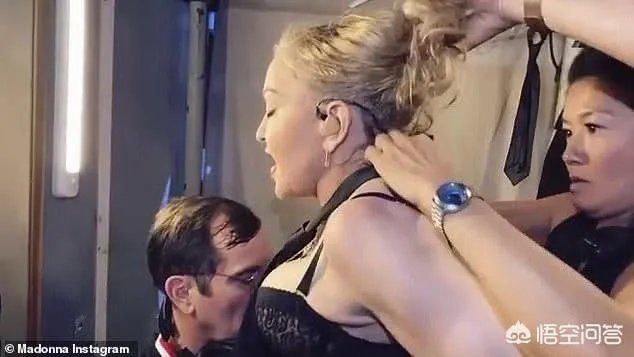 62岁麦姐和26岁小鲜肉男友甜蜜秀恩爱,你们怎么看?