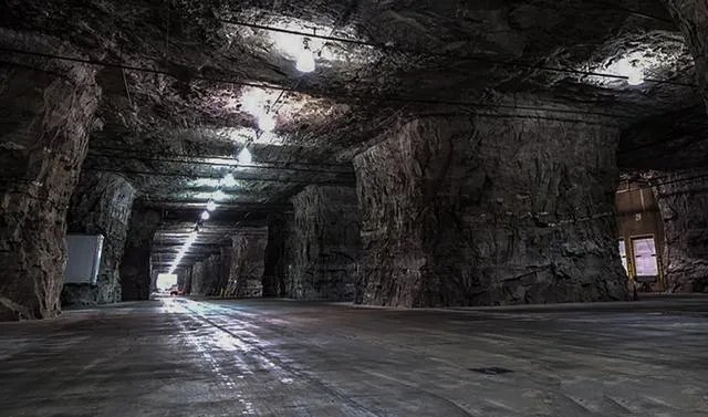 地底下真的有人类?斯诺登爆出的地下世界,真的存在吗?