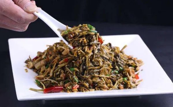 小伙疑因吃隔夜菜失明瘫痪,我吃十几年了,为啥没事?
