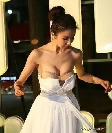 有哪些明星在走红毯时的尴尬事令你捧腹大笑?