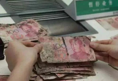 贵州男子十万现金放家里，发霉只剩两万多，硬得像一块砖头，你怎么看？