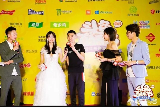 斗鱼嘉年华观众无心看女主播,只因女主持太吸睛,PDD眼都看直了,你觉得怎么样?