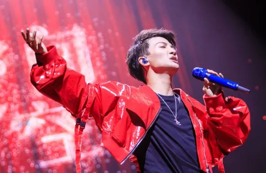 周深和郭沁都唱过《大鱼》，他们各有什么特点？