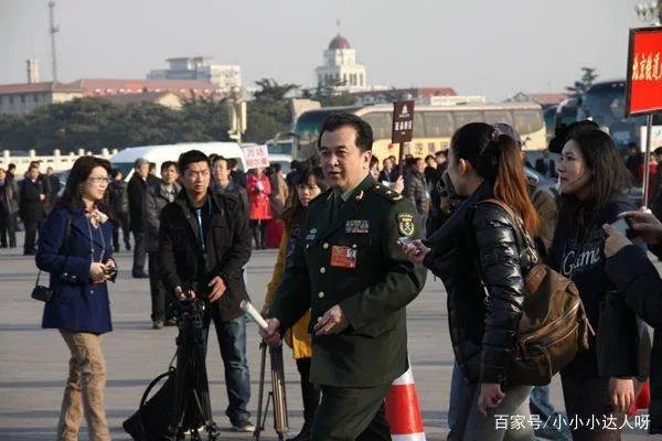 曾经的少将黄宏,免职后就被带走,这几年他的状况令人唏嘘,发生了什么?