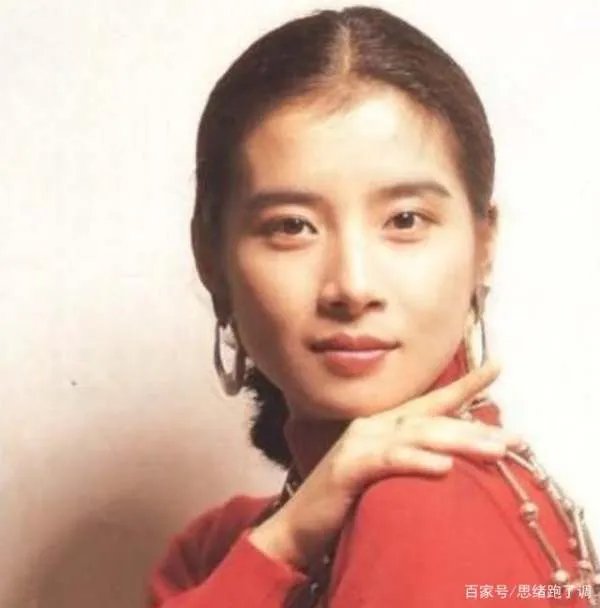 岳翎:与男友分手7年后同剧飙戏,为爱永久退隐,52岁近况如何?