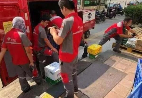 当年刘强东招聘第一个快递员,送了十年快递不愿意辞职,如今怎样?