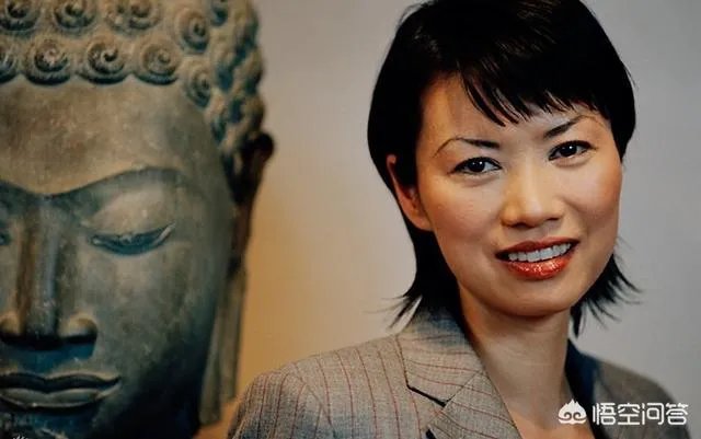 惨遭亿万富豪默多克起诉离婚后,邓文迪为何还能做社交女王?
