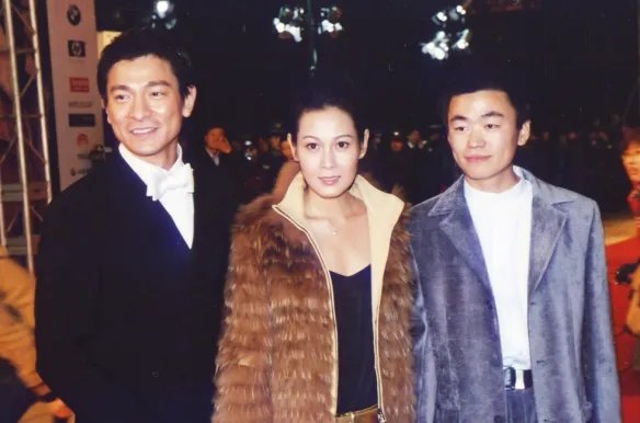 王宝强微博晒与刘德华刘若英19年前合照!回忆满满!