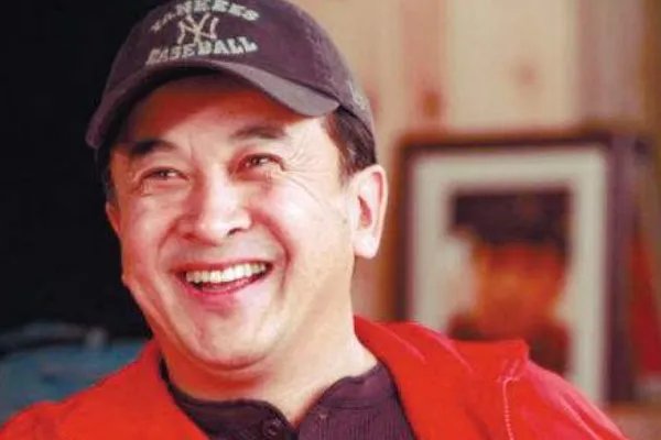 曾经的少将黄宏,免职后就被带走,这几年他的状况令人唏嘘,发生了什么?