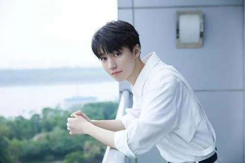 王俊凯拍毕业照,被抓拍下穿学士服模样,离开滤镜后他的颜值还在线吗?