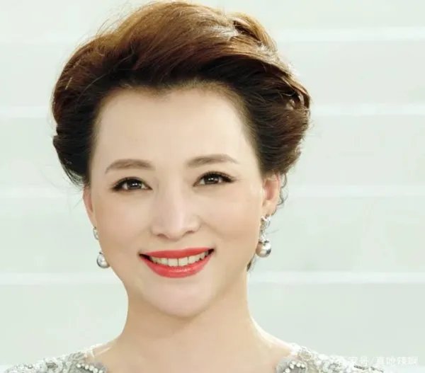 “央视一姐”董卿的工资曝光,网友直呼这也太多了,到底有多少钱?