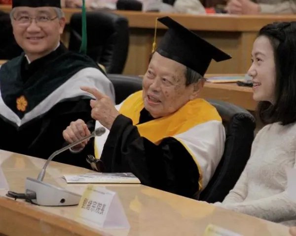 如何看待杨振宁的夫人翁帆向清华大学捐献200万美金？