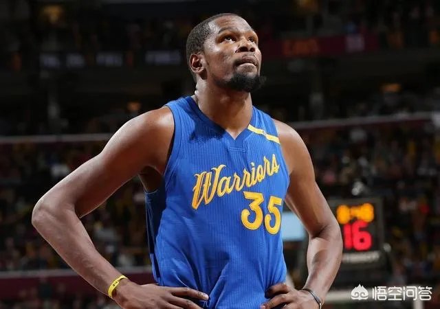 NBA总决赛G4,第四节全队都给库里喂球,是不是想帮他拿FMVP?