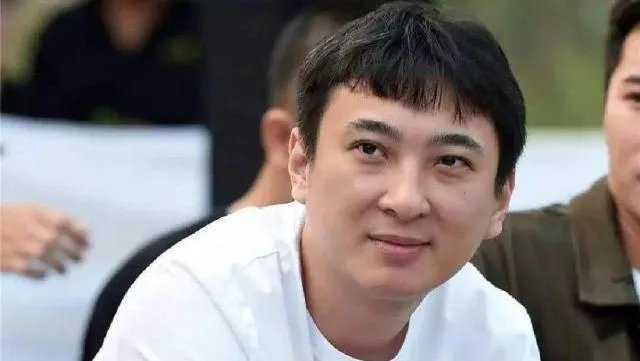 王思聪新女友正面照曝光,身材依然娇小,为何与之前的网红脸不同?