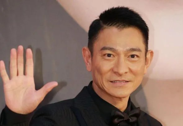 铁汉也柔情，天王活成了“女儿奴”，这不就是最普通爸爸的模样吗？