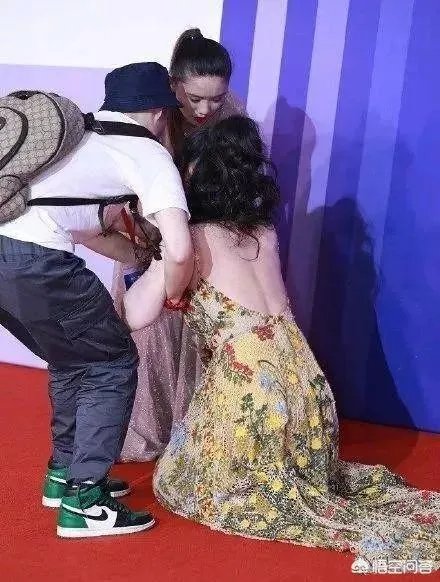 有哪些明星在走红毯时的尴尬事令你捧腹大笑?