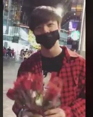 陈立农深夜为什么送花?