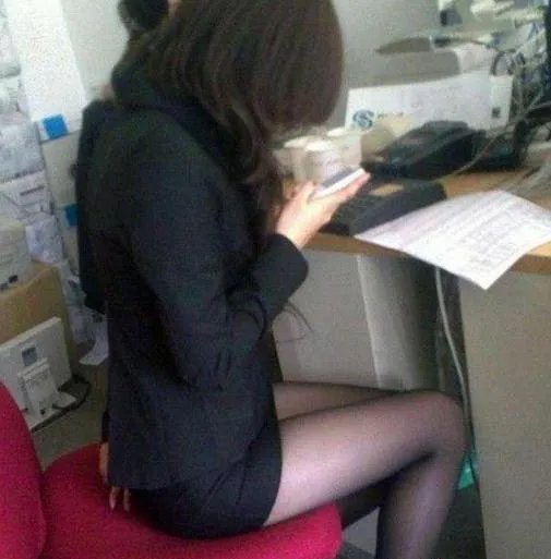学生偷拍女老师黑丝照 性感穿着让屌丝坐立不安