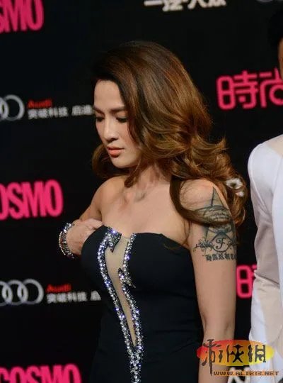 女星台上频现尴尬意外 当众侧露急忙整理衣服