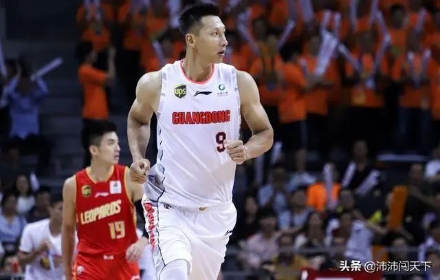 易建联向武汉多家医院共计捐赠11250套防护服,你怎么评价这位中国男篮领袖的行为?