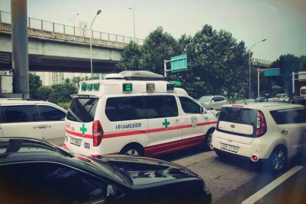 浙FDA675车主45度礼让救护车,你如何看待司机的善举?