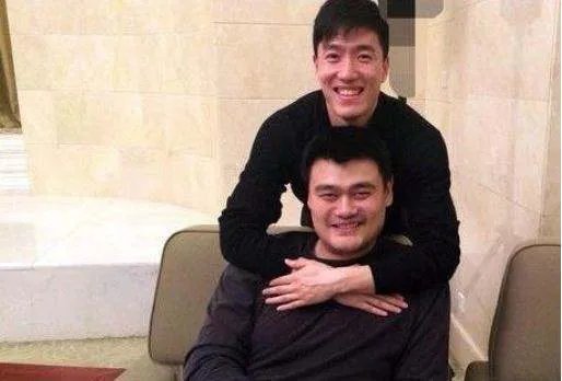 怎么和NBA巨人合影不嫌小?