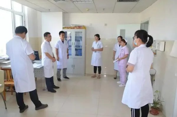 沧州北中医学生操场摆桌交流把脉,怎样看待这样的学习氛围?