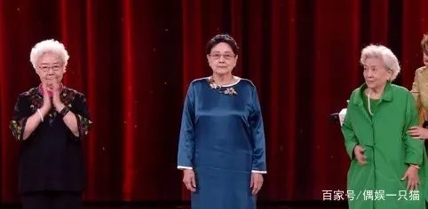 93岁田华北影节悼念去世演员,巩俐感动落泪,现场其他演员的情绪如何?