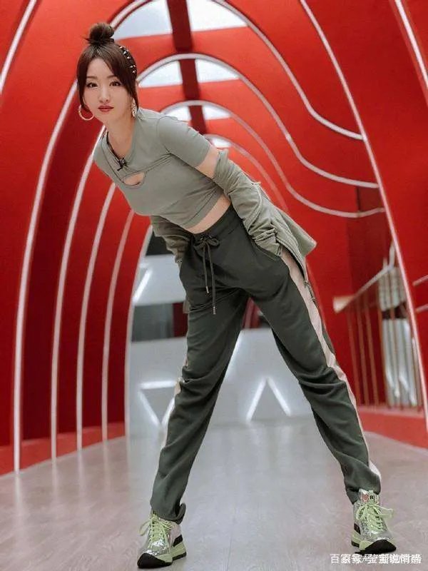 服了杨钰莹的“冻龄感”,露脐上衣搭长裤,身材比少女还少女!你怎么看?