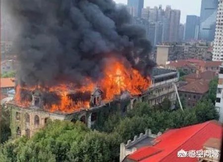武汉百年饭店发生火灾:屋顶烧穿浓烟滚滚,暂无人员伤亡, 你怎么看?