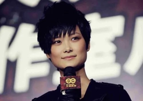 李宇春担任乐队主唱