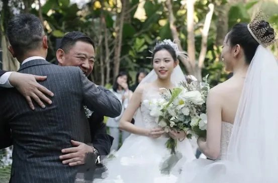 杨丽萍的徒弟水月与爱人一起出游,她们的婚姻究竟是怎样的?