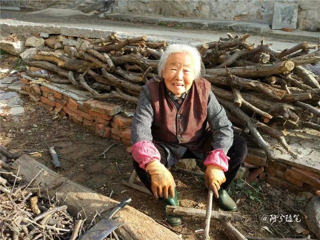 农村没有退休金的老人,该怎么办?